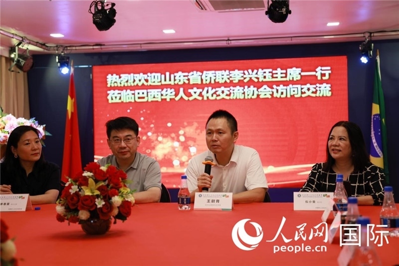 中國駐里約熱內(nèi)盧副總領(lǐng)事王尉育（右二）發(fā)表致辭。人民網(wǎng)記者宋亦然攝