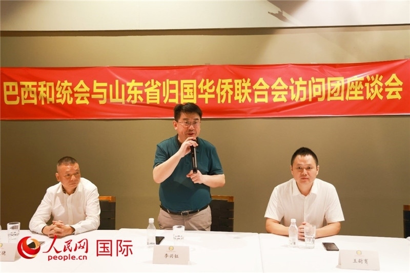 中國僑聯(lián)副主席、山東省僑聯(lián)主席李興鈺（中）在座談會上致辭。人民網(wǎng)記者 陳海琪攝