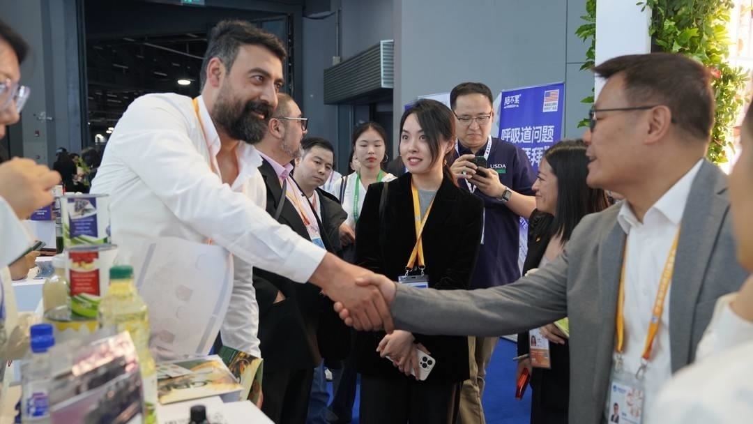 第六屆進(jìn)博會上，國內(nèi)一家超市行業(yè)的客商與來自美國佐治亞州的企業(yè)展商達(dá)成初步合作意向。