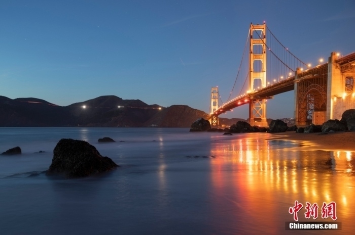 當(dāng)?shù)貢r(shí)間10月29日，美國(guó)舊金山金門大橋在海浪和夜色的襯托下美如一幅畫。<a target='_blank' href='/'><p class=