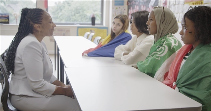 瓊·戴嵐與學(xué)生交流。帕特里克·謝德-西蒙茲攝