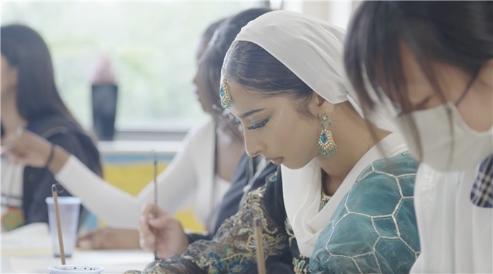 學(xué)生學(xué)習(xí)中國(guó)書(shū)法。帕特里克·謝德-西蒙茲攝