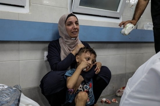 11月3日，人們在加沙城希法醫(yī)院接受治療。新華社發(fā)