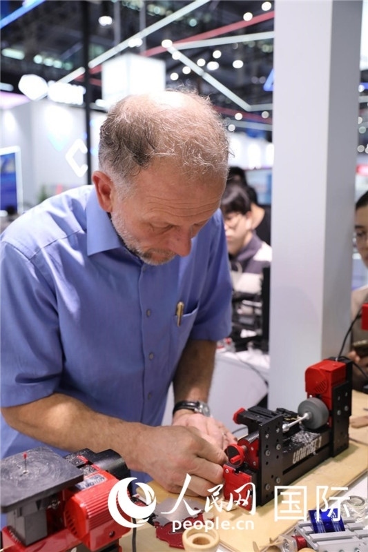 第25屆中國(guó)國(guó)際高新技術(shù)成果交易會(huì)15日在深圳開幕，圖為展商現(xiàn)場(chǎng)演示精密加工工具。人民網(wǎng)記者 魯揚(yáng)攝