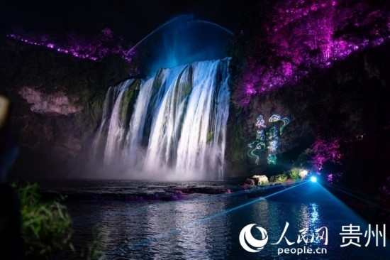 光影中的黃果樹大瀑布。人民網(wǎng) 陽(yáng)茜攝