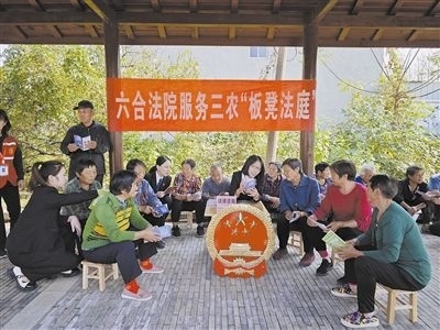  圖③：干警向附近農(nóng)戶解讀相關法律法規(guī)。