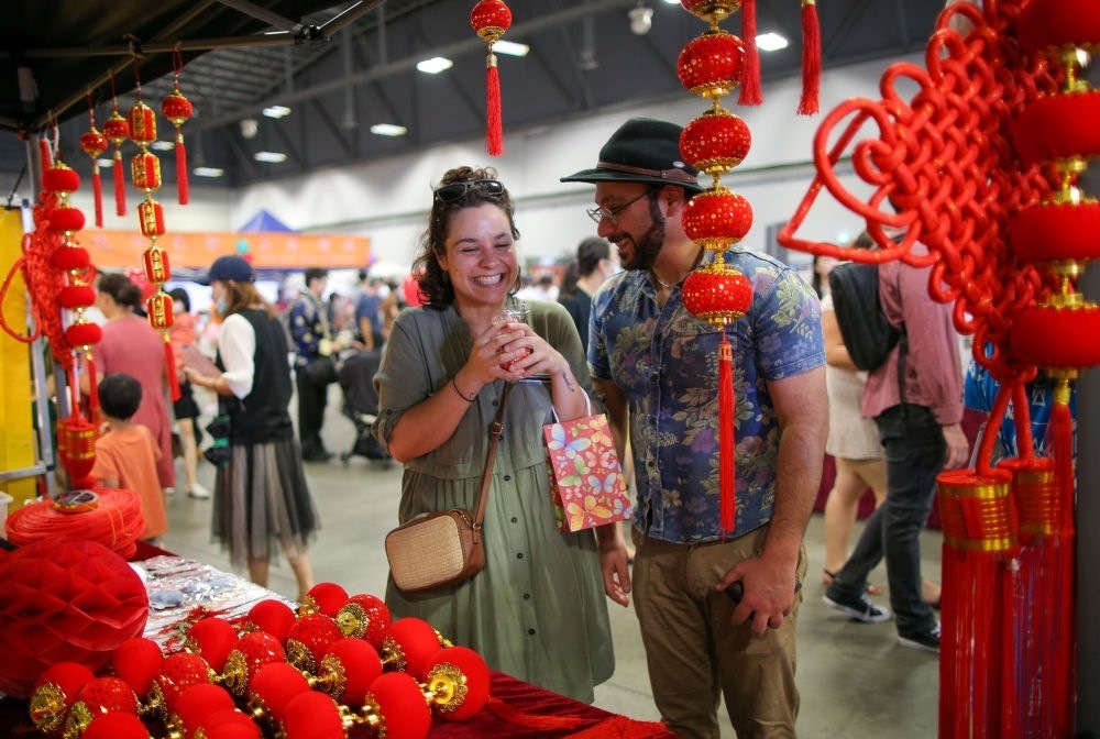 2023年1月21日，在新西蘭奧克蘭舉行的迎接中國(guó)農(nóng)歷春節(jié)活動(dòng)上，人們購(gòu)買新春裝飾品。這個(gè)活動(dòng)吸引當(dāng)?shù)厣先f(wàn)名各族裔民眾聚集一起，共迎中國(guó)春節(jié)。