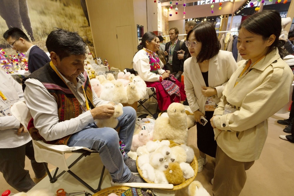 2023年11月7日，秘魯羊駝毛制品手藝人馬馬尼大叔在中國(guó)上海舉辦的第六屆進(jìn)博會(huì)上展示羊駝玩偶制作工藝。秘魯特色羊駝毛制品連續(xù)六屆在進(jìn)博會(huì)上亮相，收獲大量訂單。進(jìn)博會(huì)大舞臺(tái)讓秘魯傳統(tǒng)手藝人有了更廣闊的發(fā)展空間。
