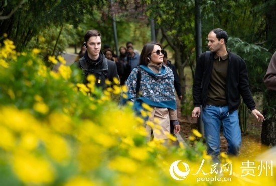 歐亞國(guó)家媒體記者走進(jìn)觀山湖公園。人民網(wǎng) 陽(yáng)茜攝