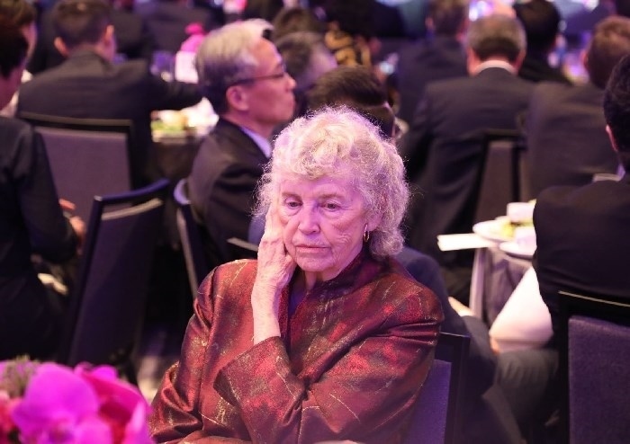 當(dāng)?shù)貢r(shí)間11月15日晚，國家主席習(xí)近平在美國舊金山出席美國友好團(tuán)體聯(lián)合舉行的歡迎宴會(huì)。在熱烈的掌聲中，習(xí)近平發(fā)表重要演講。圖為參加晚宴人士認(rèn)真聆聽演講。人民日?qǐng)?bào)記者 李志偉 攝