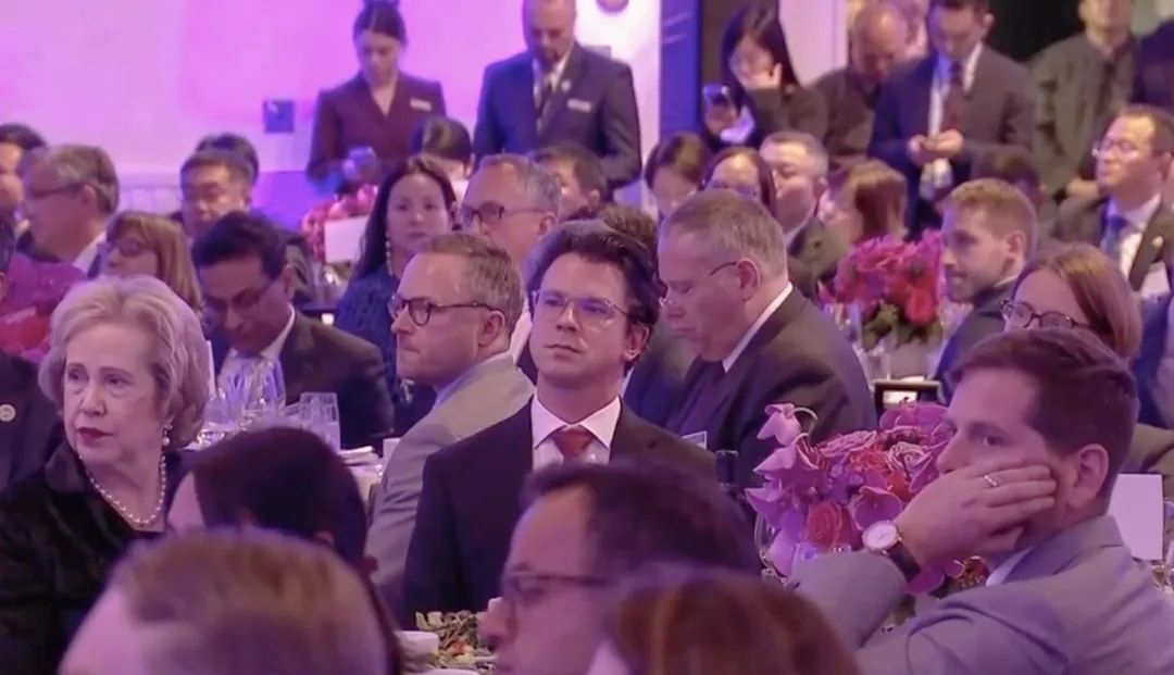 △當(dāng)?shù)貢r間11月15日晚，習(xí)近平主席在美國友好團體聯(lián)合歡迎宴會上發(fā)表演講。圖為參加宴會的人士認真聆聽演講。