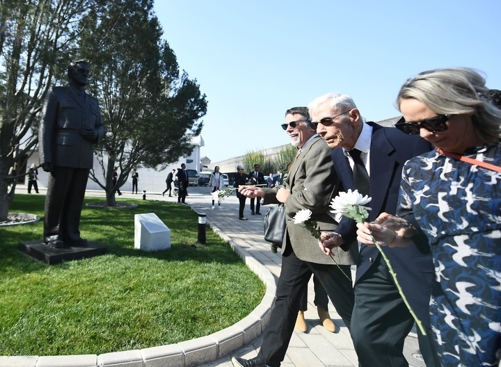 10月30日，在北京，飛虎隊老兵哈里·莫耶（中）向陳納德將軍雕像獻花。