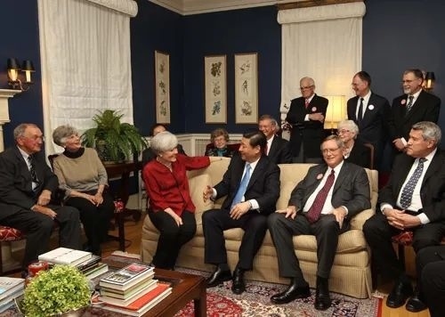 △2012年2月15日，習(xí)近平在前艾奧瓦州友好省州委員會委員蘭蒂夫人（左三）的家中回憶1985年訪問該地時的情景。