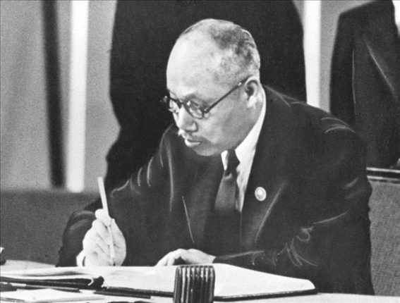 董必武在《聯(lián)合國憲章》上簽名。新華社發(fā)