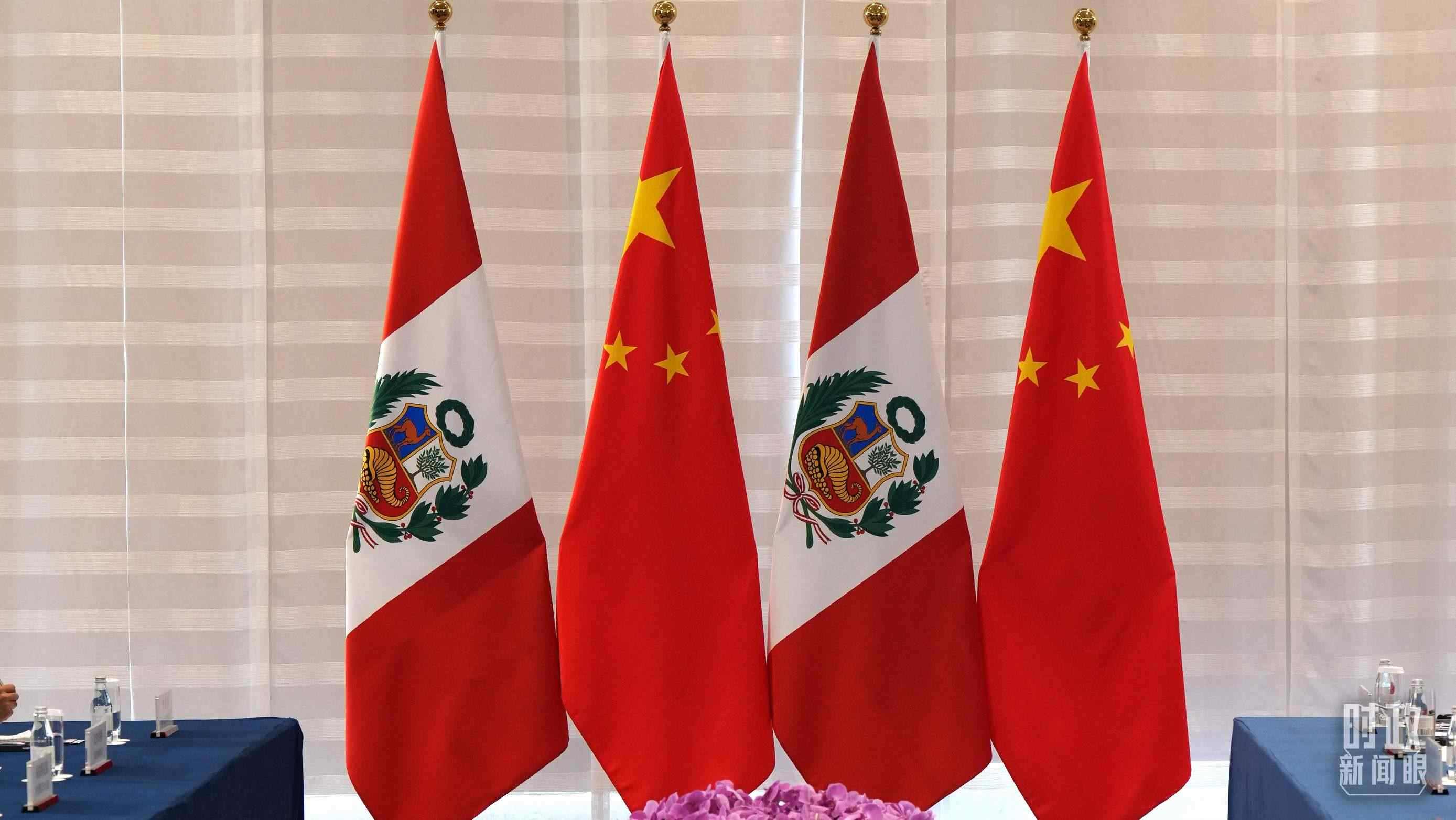 △會談現(xiàn)場的中秘兩國國旗。（總臺國廣記者李晉拍攝）