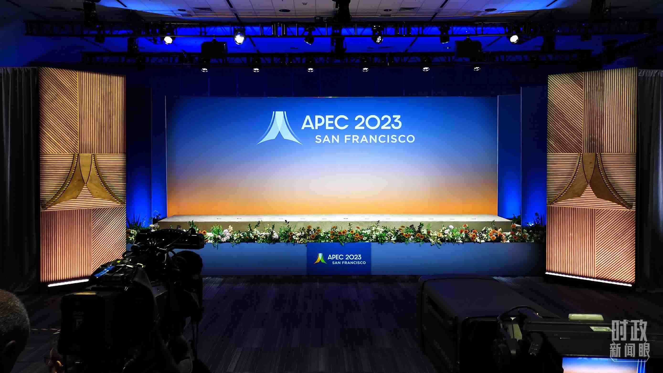 △16日，APEC領導人同東道主嘉賓在對話會前集體合影，圖為記者們在等待合影開始。（總臺央視記者石偉明拍攝）