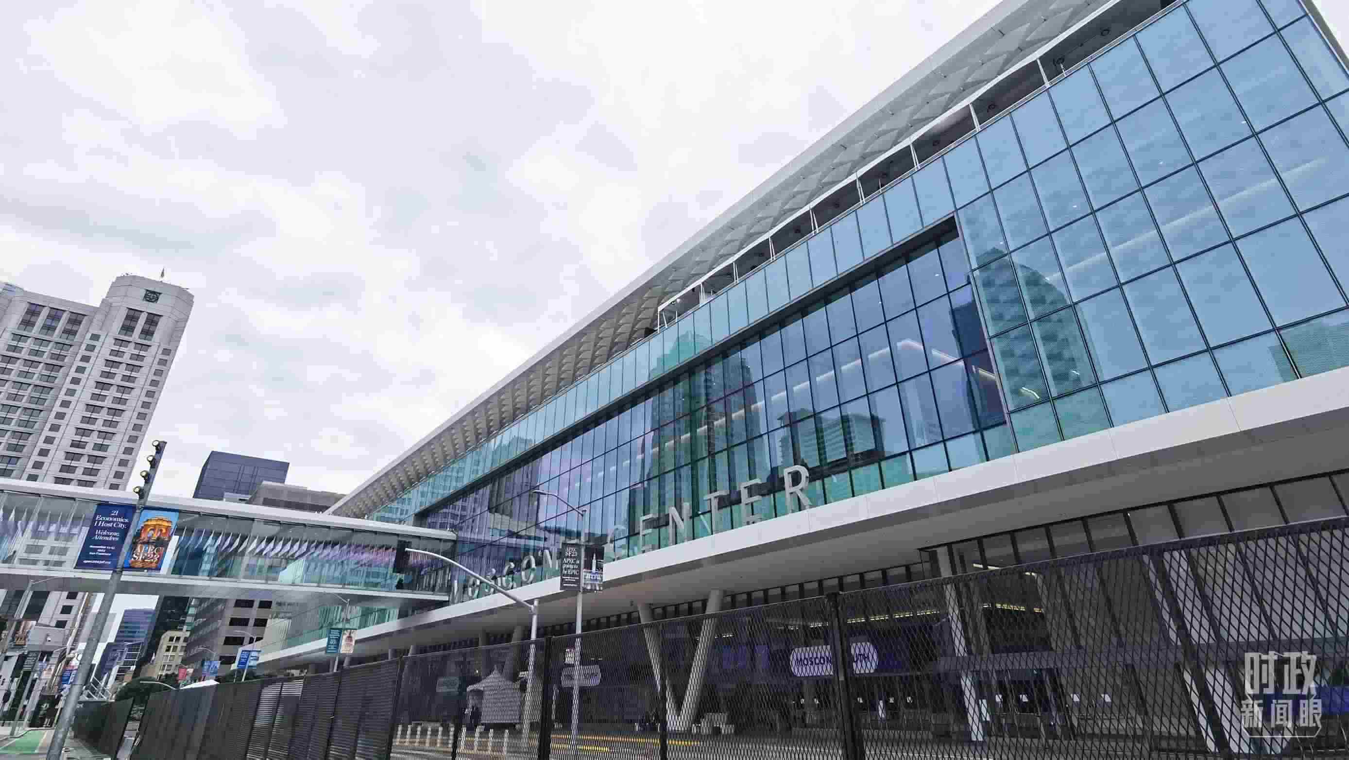 △美國舊金山，莫斯康中心，APEC第三十次領導人非正式會議在這里舉行。（總臺央視記者曹亞星拍攝）