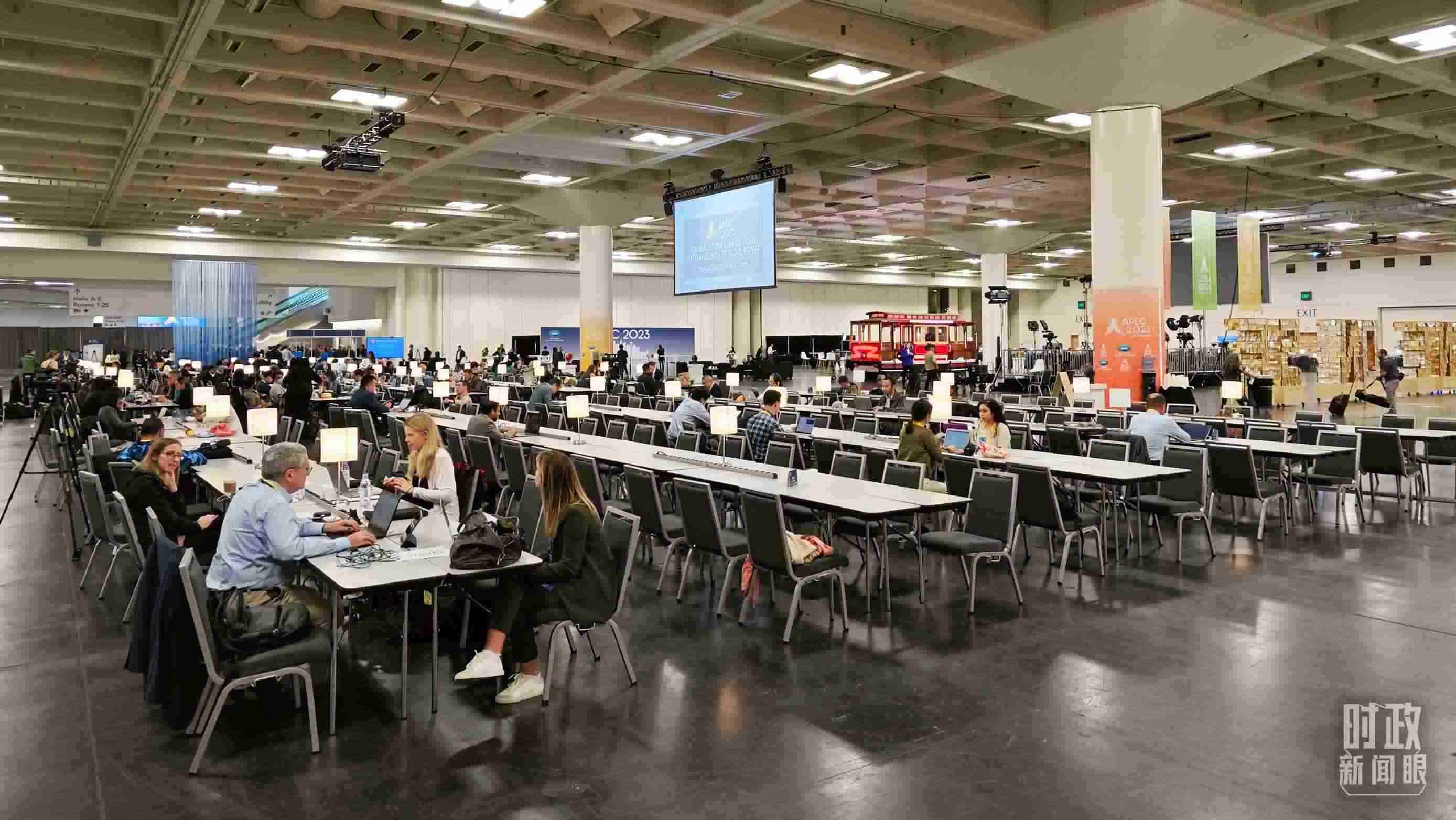 △APEC會議國際媒體中心，各國記者正在工作。（總臺央視記者王哈男拍攝）