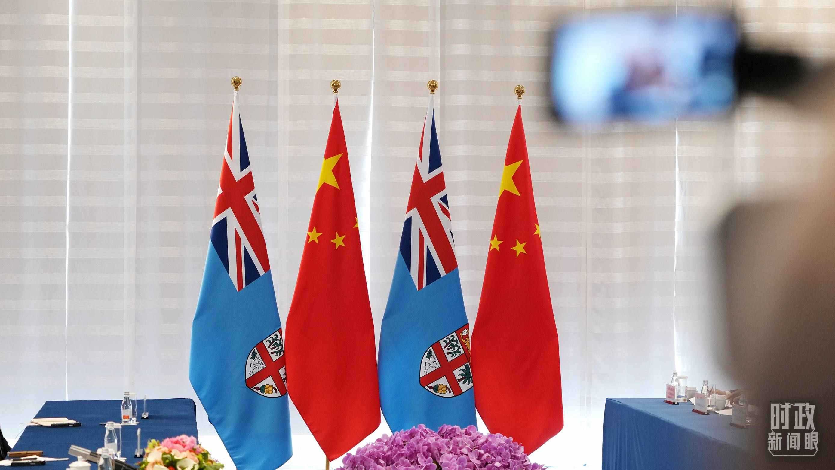 △會談現(xiàn)場的中斐兩國國旗。（總臺國廣記者李晉拍攝）