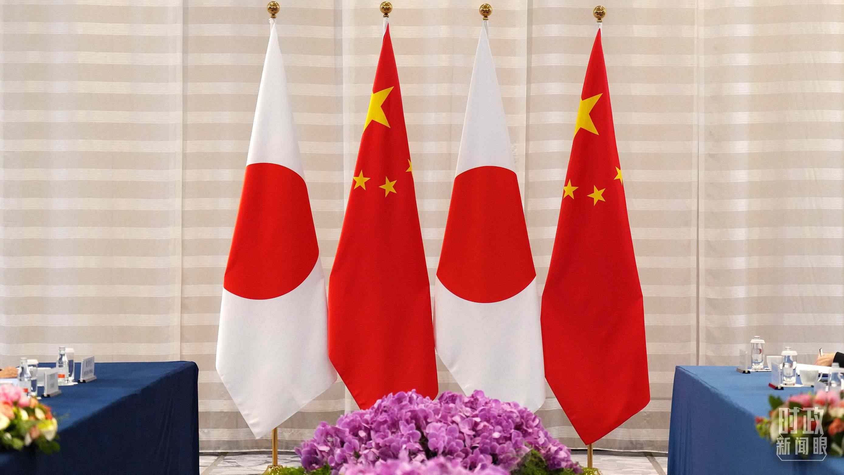 △會談現(xiàn)場的中日兩國國旗。（總臺國廣記者李晉拍攝）
