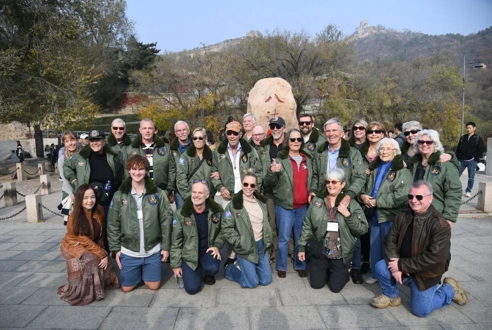 △2023年10月29日，飛虎隊老兵莫耶一行人在北京八達嶺長城合影留念。