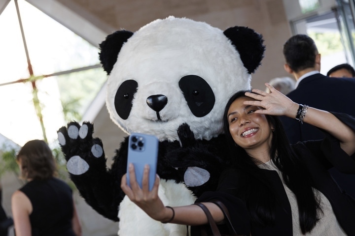2022年8月24日，在美國華盛頓中國駐美國大使館，來賓與大熊貓玩偶合影。