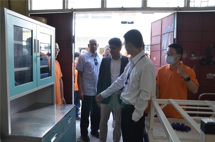 喬治敦公立醫(yī)院執(zhí)行院長接收捐贈(zèng)物資。第十九期中國援圭亞那醫(yī)療隊(duì)供圖