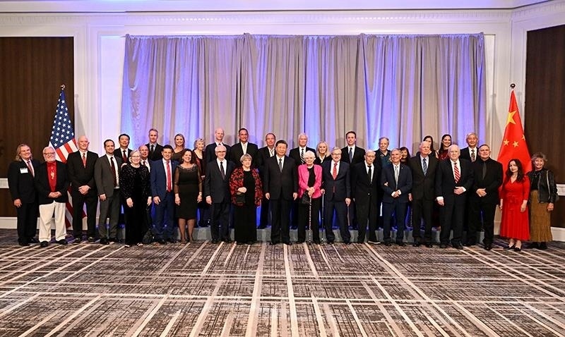 △當(dāng)?shù)貢r(shí)間11月15日晚，習(xí)近平主席在美國(guó)舊金山出席美國(guó)友好團(tuán)體聯(lián)合舉行的歡迎宴會(huì)。這是宴會(huì)開始前，習(xí)近平主席同友好人士代表親切交談并合影留念。