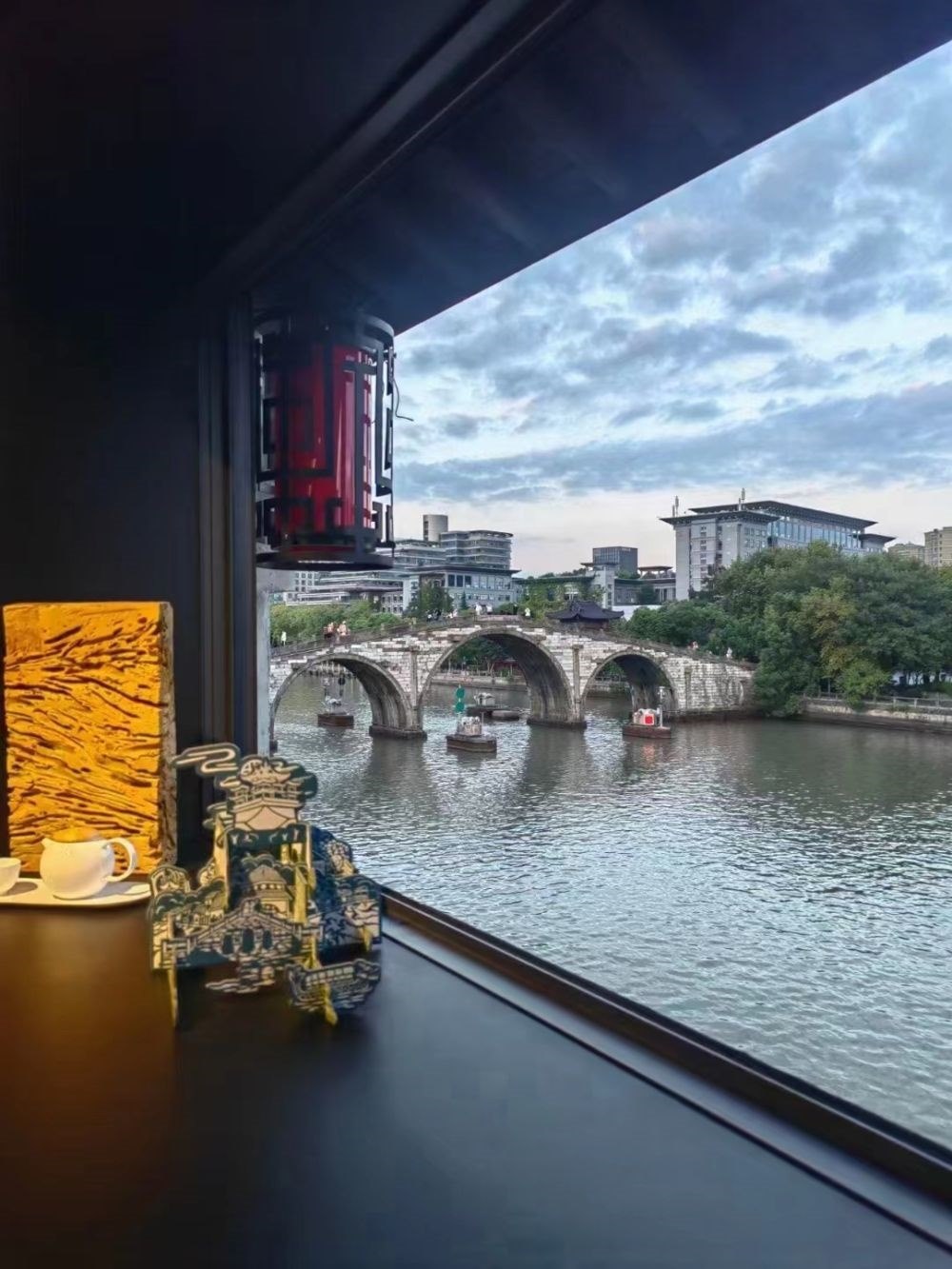 文創(chuàng)產(chǎn)品與拱宸橋。（受訪者供圖）