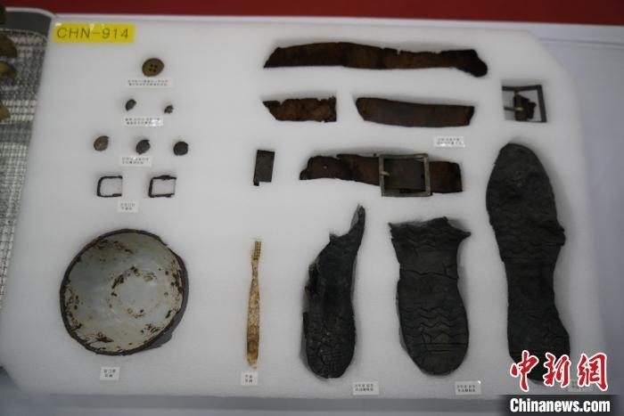 當(dāng)?shù)貢r間11月22日上午，第十批在韓中國人民志愿軍烈士遺骸裝殮儀式在韓國舉行。圖為裝殮儀式現(xiàn)場拍攝的部分志愿軍烈士遺物。中新社記者劉旭 攝