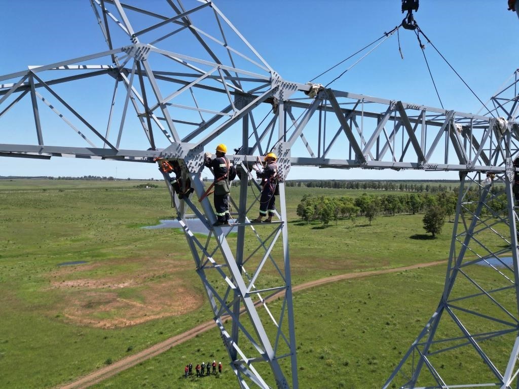 這是2023年11月15日拍攝的位于烏拉圭派桑杜省烏拉圭500千伏輸變電環(huán)網(wǎng)閉合項目施工現(xiàn)場。