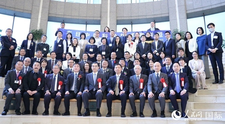 到場(chǎng)嘉賓與中國(guó)駐日本大使吳江浩合影留念。人民網(wǎng) 許可攝
