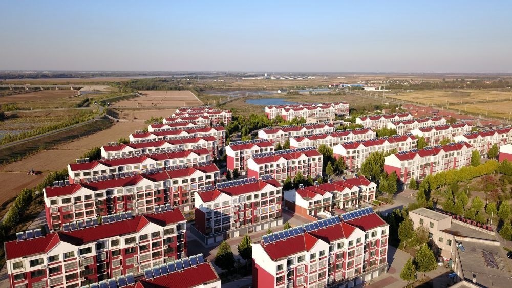 山東省東營(yíng)市墾利區(qū)楊廟社區(qū)（2021年10月17日攝，無(wú)人機(jī)照片）。新華社記者 郭緒雷 攝
