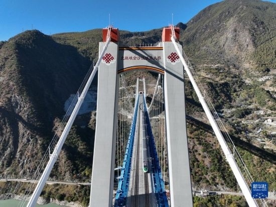 11月25日，列車通過麗香鐵路金沙江特大橋（無人機(jī)照片）。