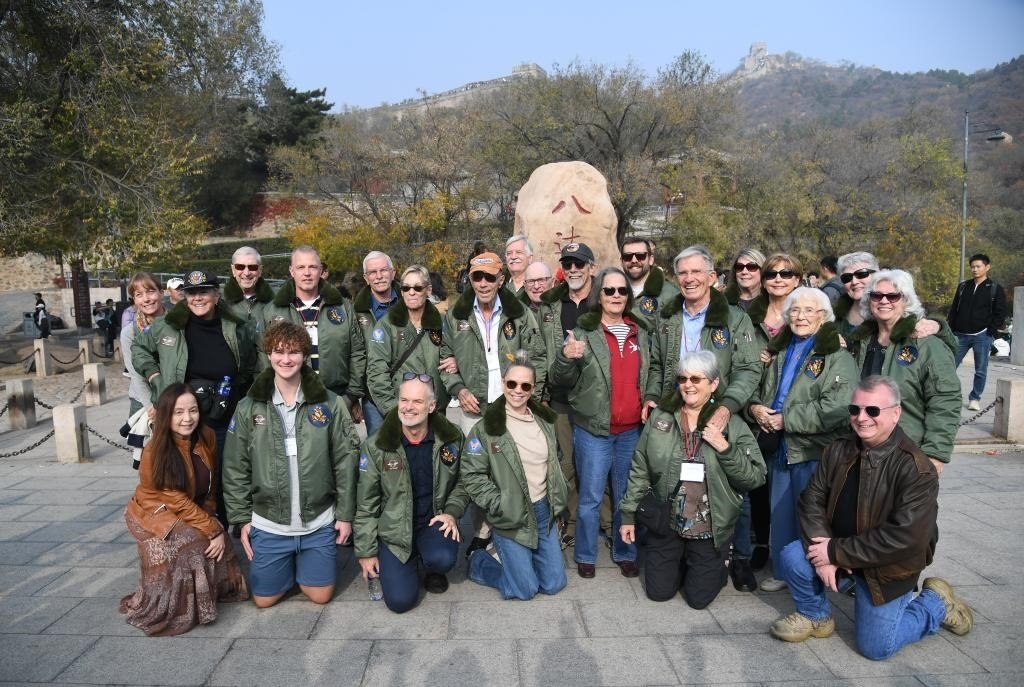 10月29日，飛虎隊老兵莫耶一行人在北京八達(dá)嶺長城合影留念。當(dāng)日，美中航空遺產(chǎn)基金會訪華代表團成員陸續(xù)抵達(dá)北京。新華社記者任超攝