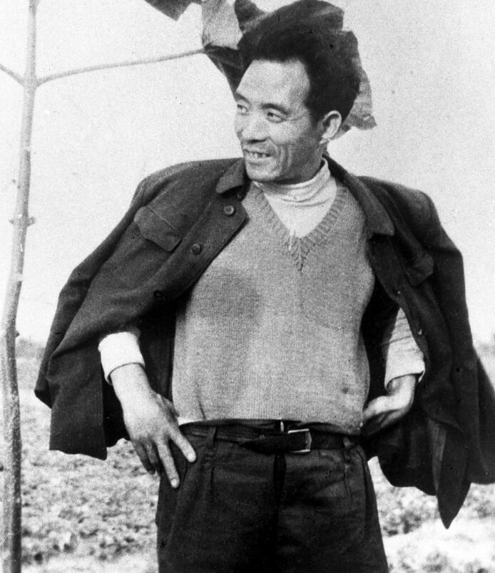 這是焦裕祿當(dāng)年滿懷豪情地在泡桐樹(shù)前留影。新華社發(fā)（1990年5月10日發(fā)）