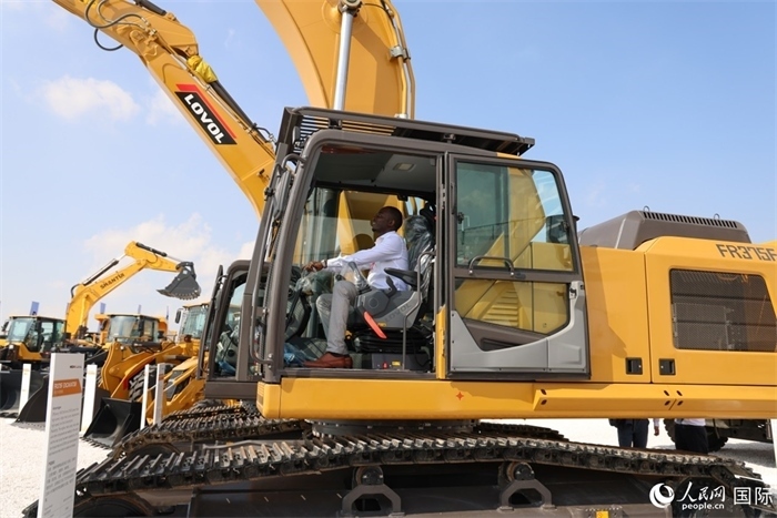 嘉賓參觀體驗山東重工產(chǎn)品。人民網(wǎng)記者 任皓宇攝