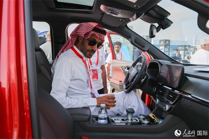 嘉賓參觀體驗山東重工產(chǎn)品。人民網(wǎng)記者 任皓宇攝