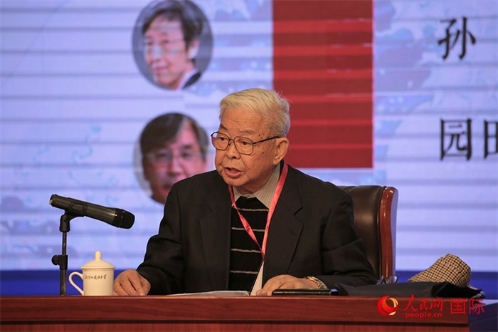 北京外國(guó)語大學(xué)北京日本學(xué)研究中心原主任嚴(yán)安生發(fā)表主旨演講。人民網(wǎng)記者 張麗婭攝