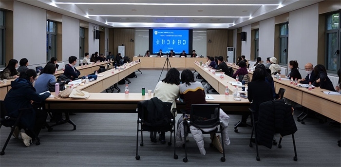 “區(qū)域國(guó)別學(xué)視角下的日語學(xué)科建設(shè)”圓桌論壇現(xiàn)場(chǎng)。主辦方供圖