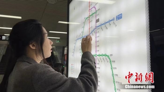 李佳夢正在坐地鐵。呂盛楠 攝