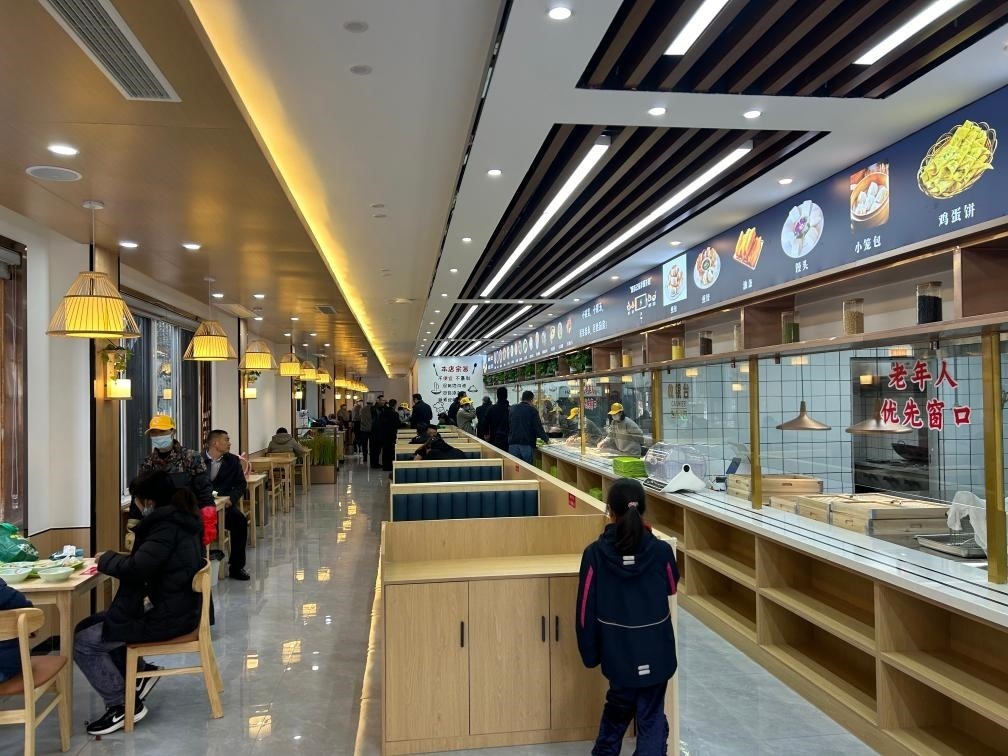 位于安徽合肥市瑤海區(qū)和平路街道綠苑社區(qū)的社區(qū)老年大食堂。（綠苑社區(qū)供圖）