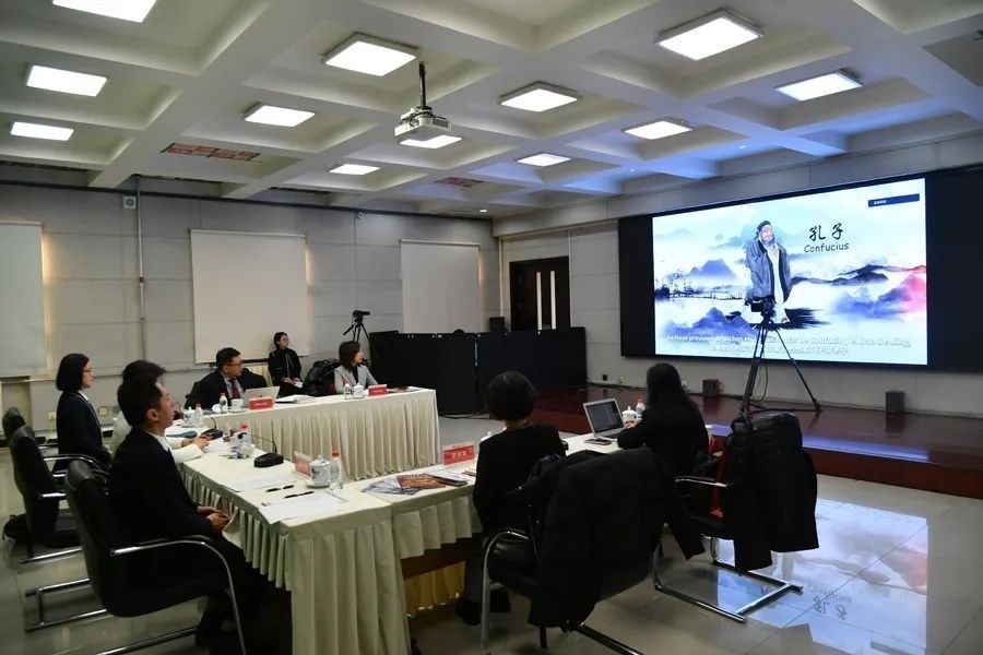 與會嘉賓觀看由美洲中心策劃制作的“一帶一路”主題視頻節(jié)目《習語用典——大道不孤 眾行致遠》。