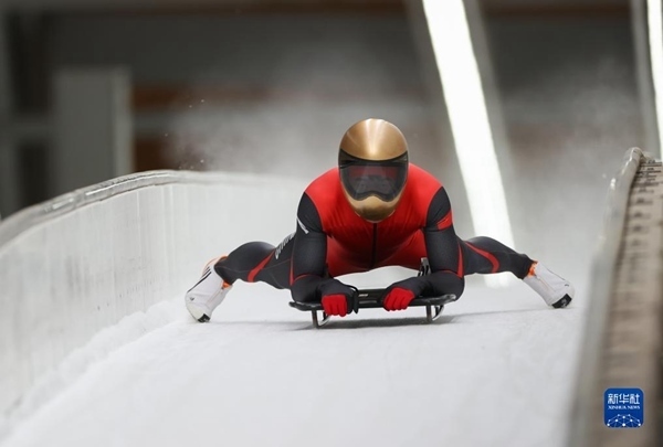 11月25日，天津隊選手閆文港在比賽中抵達終點。新華社記者 王楷焱 攝