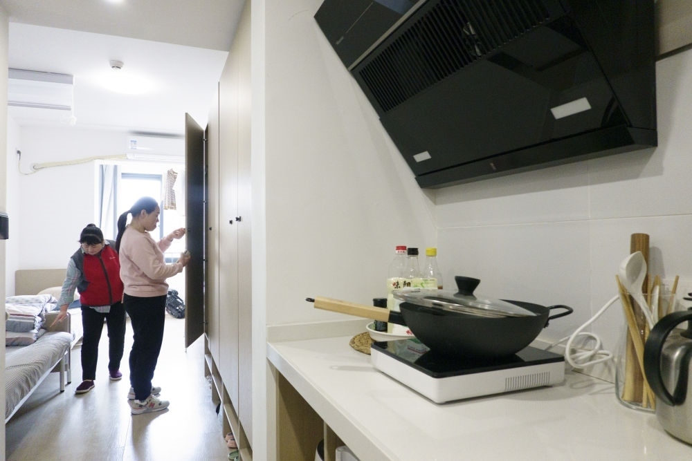 住戶在閔行區(qū)新時(shí)代城市建設(shè)者管理者之家收拾房間。