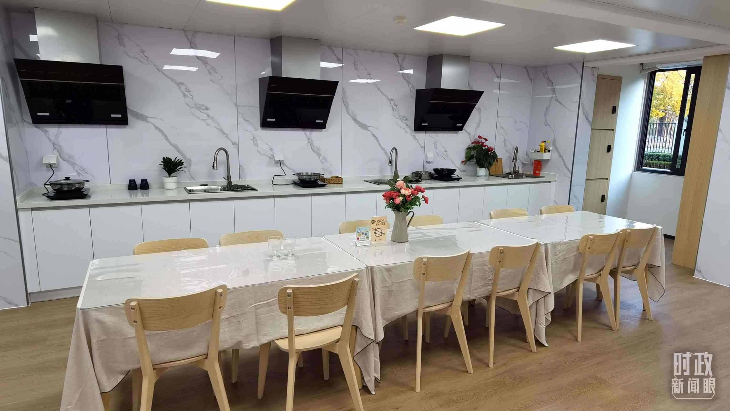 △閔行區(qū)新時(shí)代城市建設(shè)者管理者之家內(nèi)的共享廚房。（總臺(tái)央視記者郭鴻拍攝）