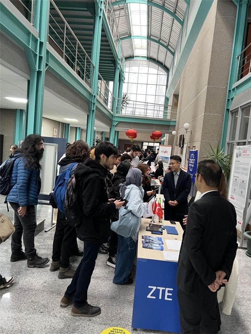 土耳其大學生在中企展臺交流。主辦方供圖