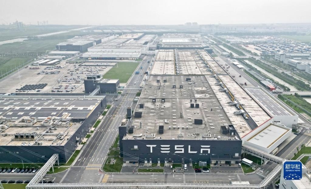 這是在中國（上海）自由貿(mào)易試驗區(qū)臨港新片區(qū)拍攝的特斯拉上海超級工廠（2023年9月26日攝，無人機照片）。新華社記者 劉穎 攝