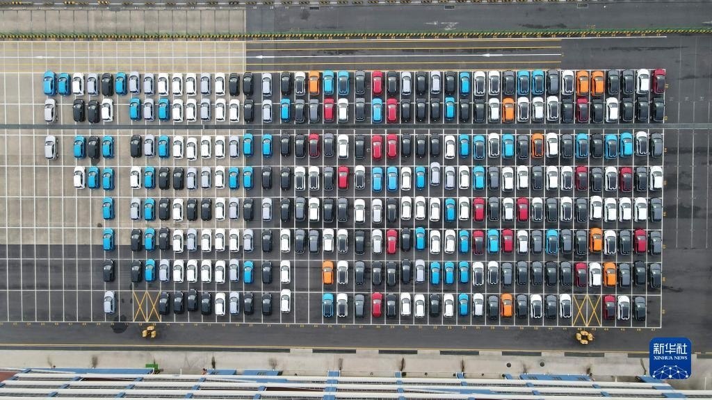 這是2023年7月9日在上海外高橋海通汽車碼頭拍攝的等待裝船運往澳大利亞的上汽MG品牌汽車和新能源車（無人機照片）。新華社記者 方喆 攝