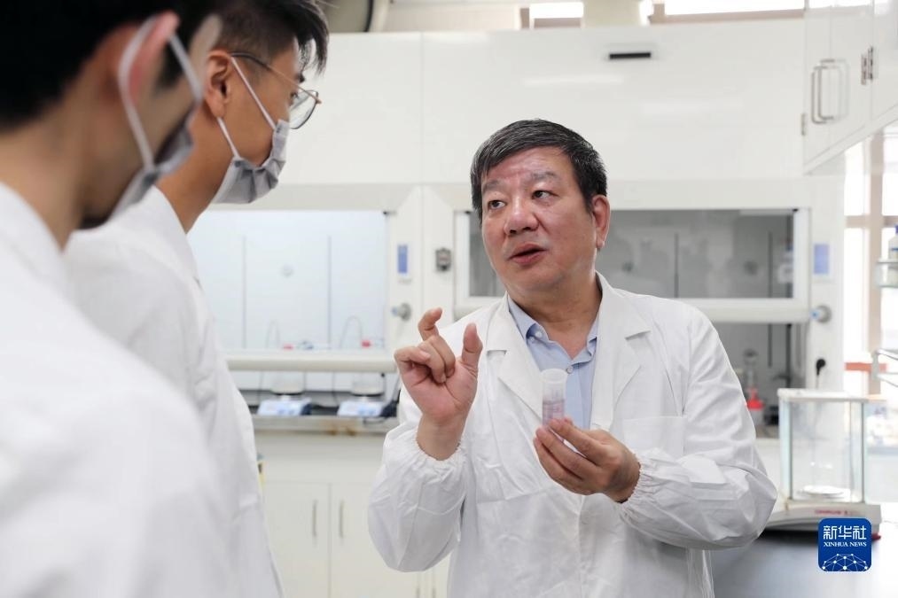 中國科學(xué)院院士、國家自然科學(xué)獎一等獎得主趙東元在復(fù)旦大學(xué)實驗室里指導(dǎo)學(xué)生（2023年9月2日攝）。新華社記者 劉穎 攝